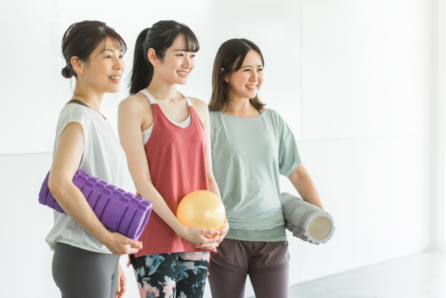 ストレッチ器具を持った女性