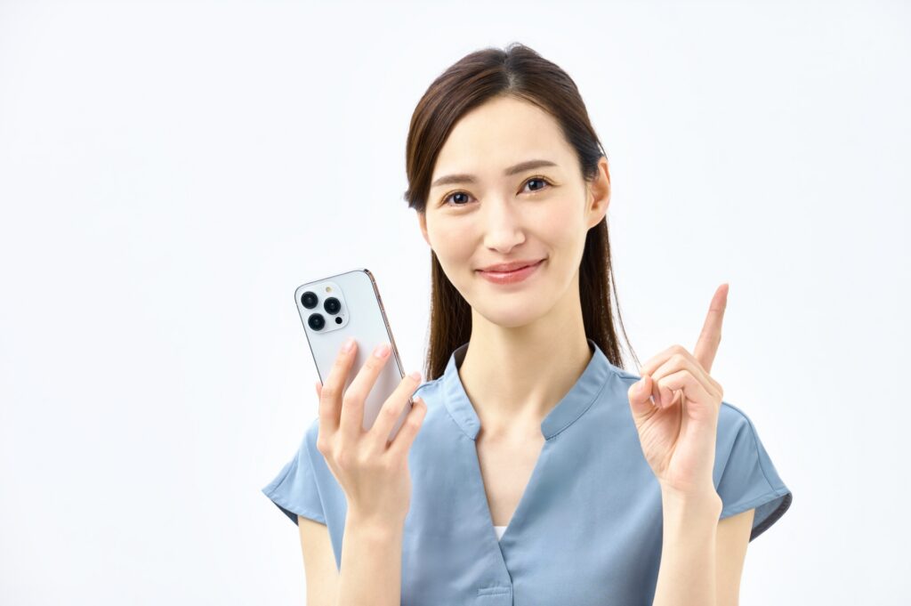 スマホを持って教える女性