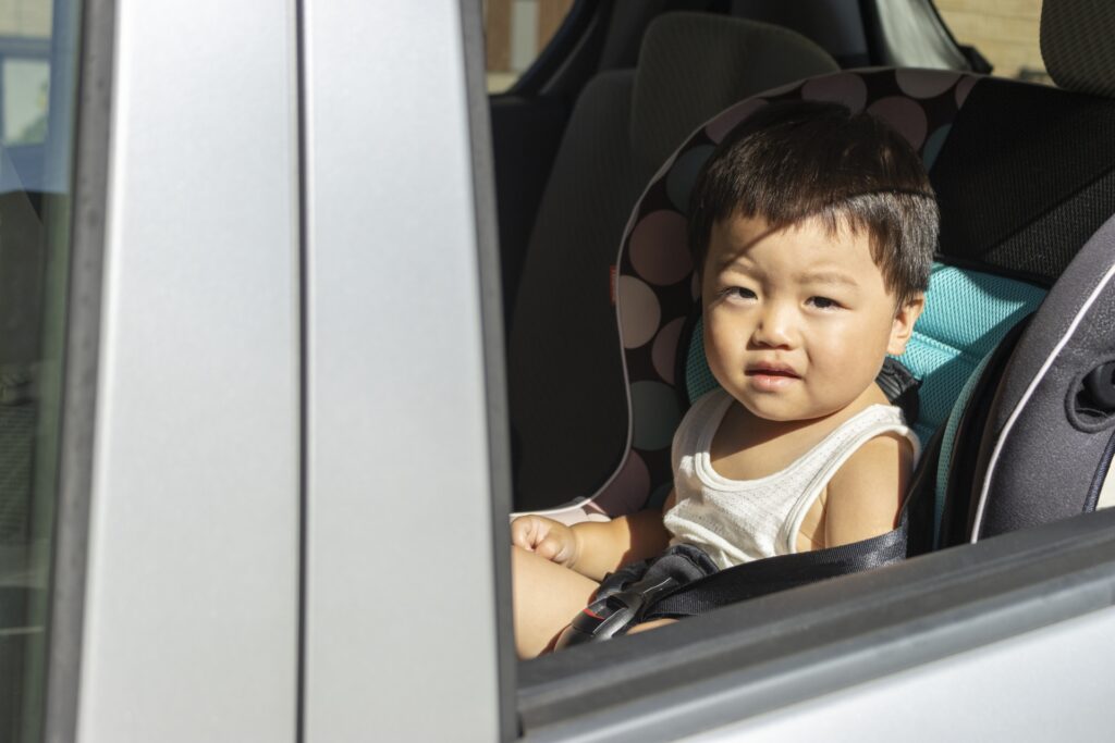 チャイルドシートに座る子ども